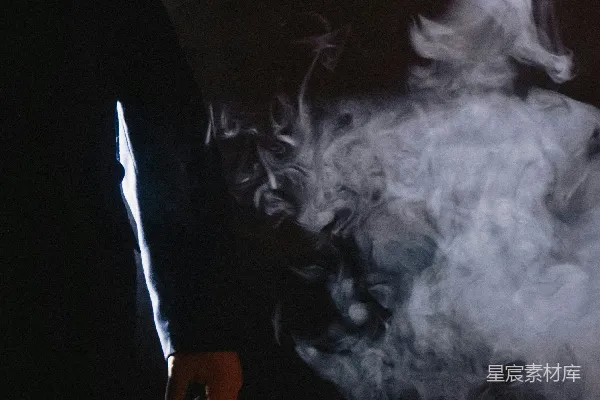 高清摄影 一个人拿着刀和一只狗