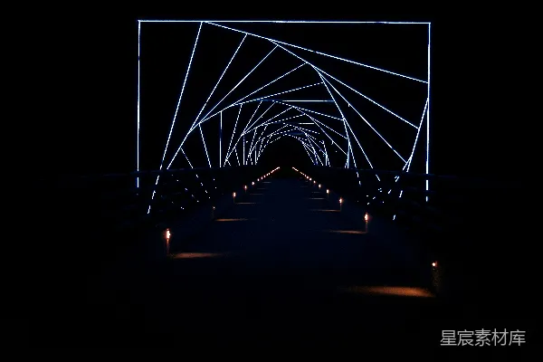 高清摄影 夜晚的抽象隧道，带有几何形状的灯光