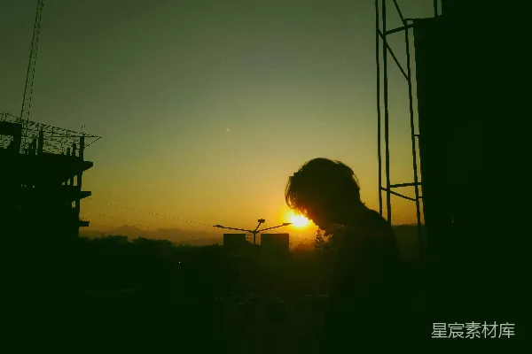 高清摄影 一个人站在建筑前，在夕阳下