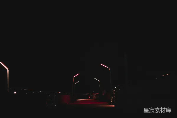 高清摄影 一个黑色背景中央有一盏红色灯光