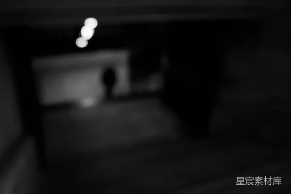 高清摄影 一张模糊的房间内的人的照片。