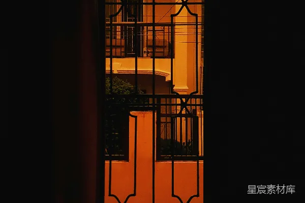 高清摄影 夜晚透过窗户看到的建筑物的景象