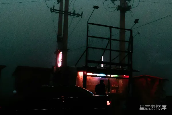 高清摄影 一辆卡车在电线旁边的路上行驶