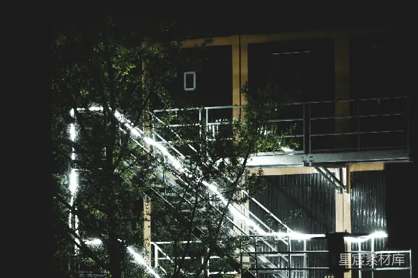 高清摄影 现代建筑在夜晚有户外灯光。