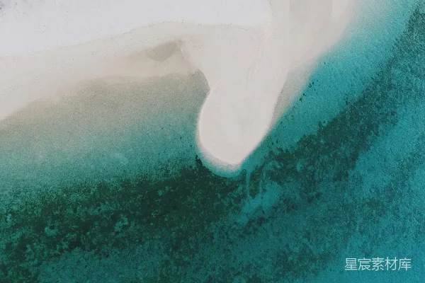 高清摄影 一根白色的冲浪板露出水面