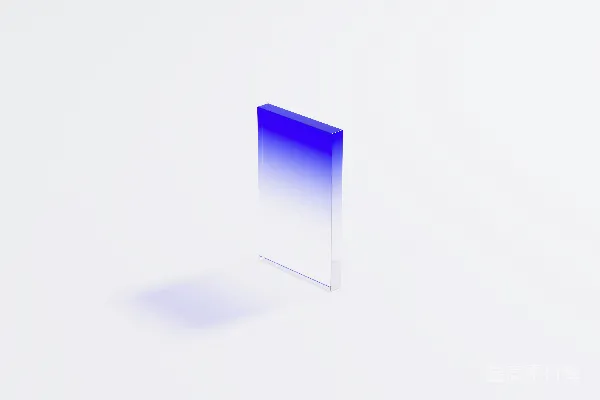 高清摄影 一个蓝白相间的方形物体放在白色表面上