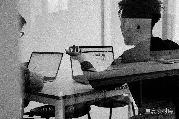 高清摄影 使用MacBook的男人