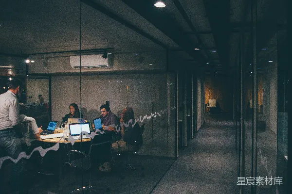 高清摄影 一群人正在开会。