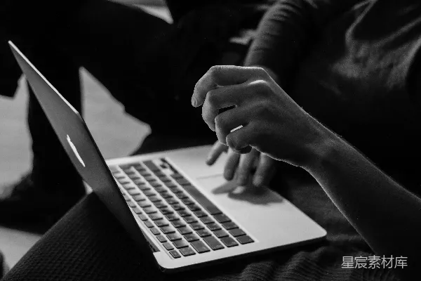 高清摄影 灰度照片中的一个人在使用MacBook