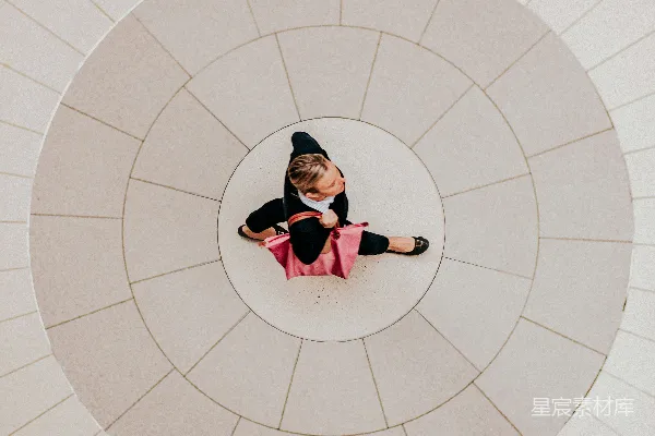 高清摄影 一个小孩子坐在地板上。
