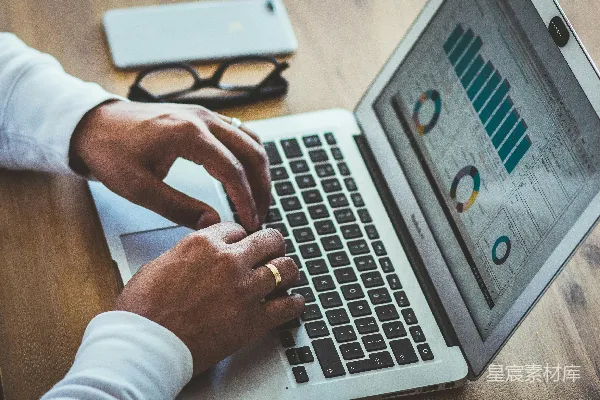 高清摄影 使用MacBook Air的人