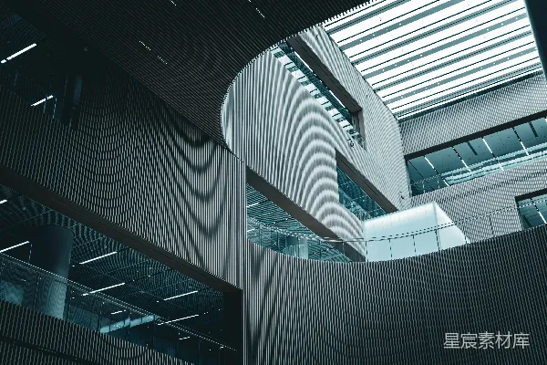 高清摄影 一座带有螺旋楼梯和天窗的建筑