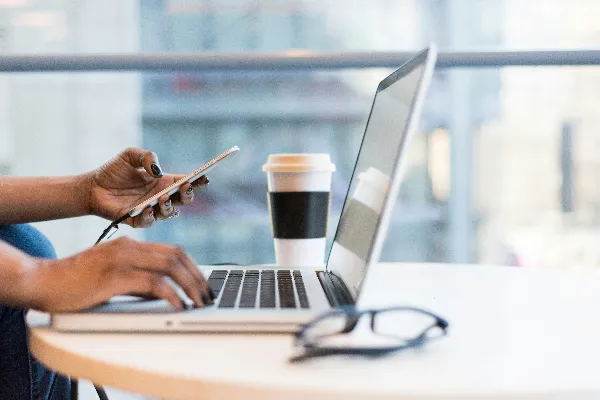高清摄影 使用智能手机和MacBook的人