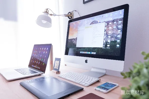 高清摄影 银色iMac靠近iPhone放在棕色木桌上