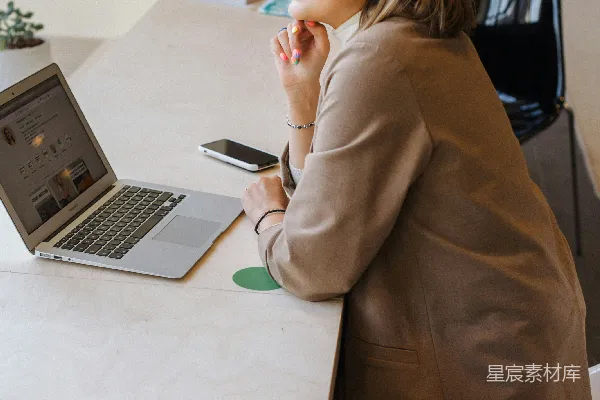 高清摄影 穿着棕色外套的女人使用MacBook Air
