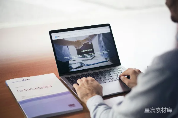 高清摄影 男人的手放在 MacBook Pro 上