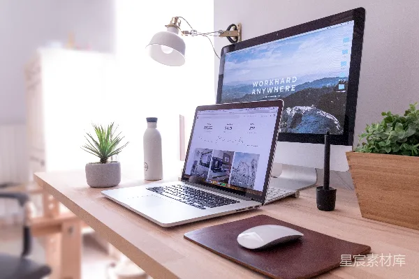 高清摄影 MacBook Pro放在白色iMac旁边，旁边还有一个Magic Mouse。