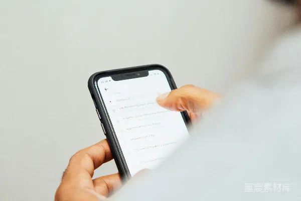 高清摄影 穿白上衣的男人拿着iPhone