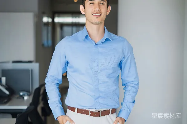 高清摄影 一个男人双手插在口袋里站着。