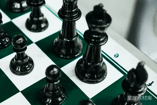 高清摄影 一盘棋的特写，棋子放在棋盘上。
