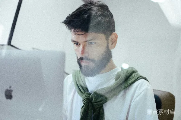 高清摄影 男人面对着MacBook Pro