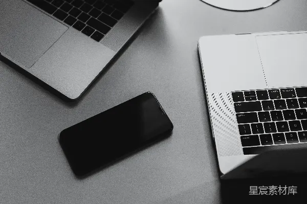 高清摄影 关闭的智能手机在MacBook之间