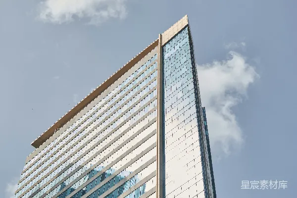 高清摄影 白天，蓝天下有一座白蓝相间的玻璃建筑。