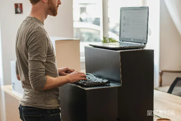 高清摄影 穿灰色圆领T恤的男子使用MacBook Pro