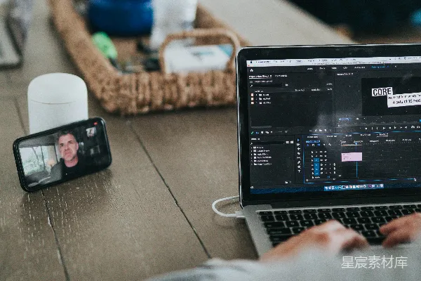 高清摄影 macbook pro放在棕色皮沙发上