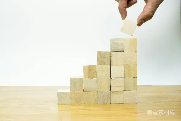 高清摄影 一个人将一块木头放入金字塔中
