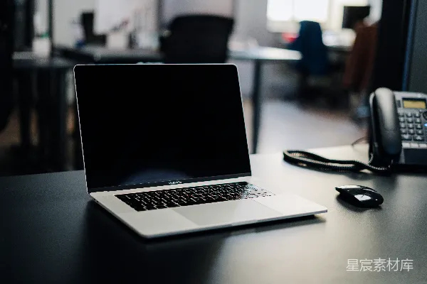 高清摄影 MacBook Pro在白色桌子上