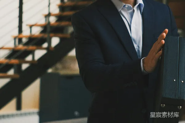 高清摄影 一个男人站在楼梯前。