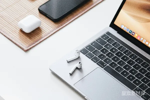 高清摄影 苹果AirPods在MacBook Pro上使用