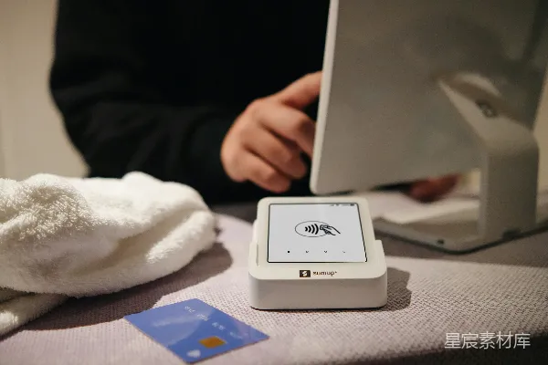 高清摄影 使用信用卡在商店支付。