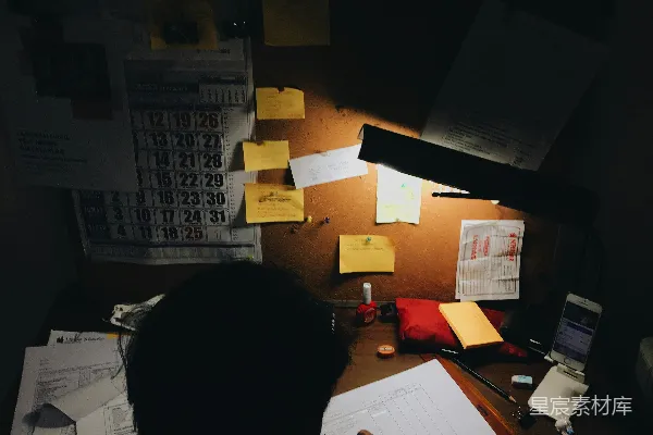 高清摄影 一个人坐在桌子前，面前有一盏灯。