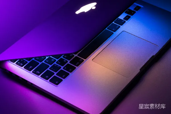 高清摄影 略微打开的银色MacBook