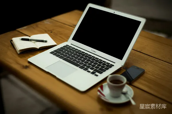 高清摄影 MacBook Air在棕色木桌上