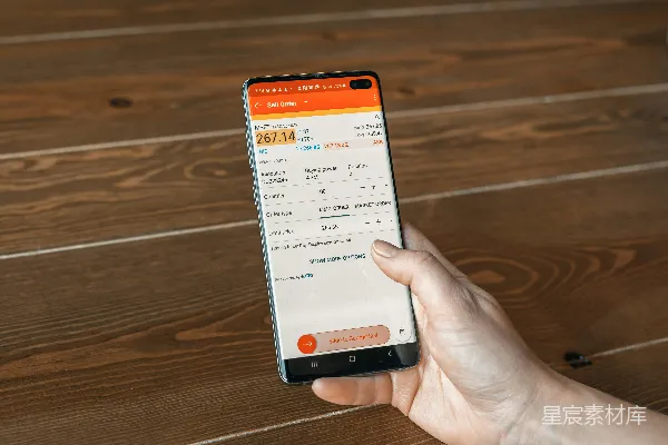 高清摄影 手持白色三星Android智能手机的人