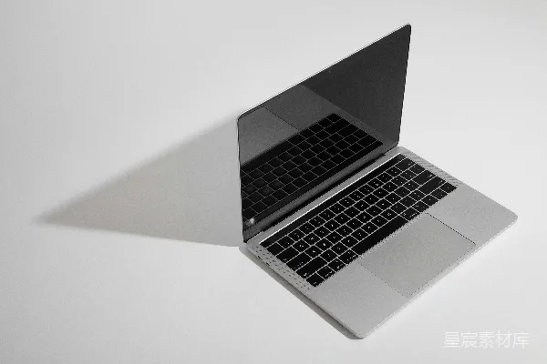 高清摄影 MacBook Pro在白色桌子上