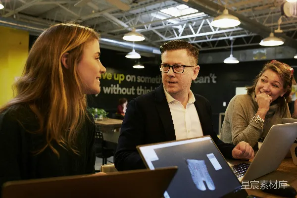 高清摄影 一位男士和两位女士坐在桌子旁边。
