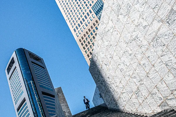 高清摄影 一座很高的建筑紧挨着另一座很高的建筑。