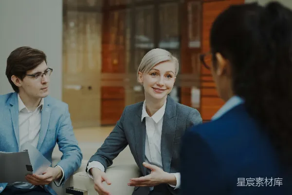 高清摄影 三个人在商务会议上讨论文件。