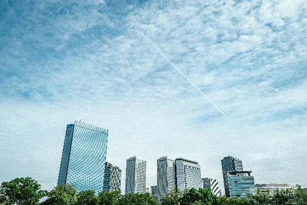 高清摄影 一架飞机在城市上空飞行