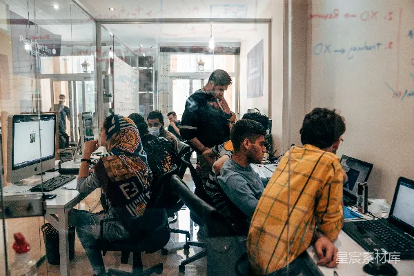 高清摄影 一群人坐在电脑前