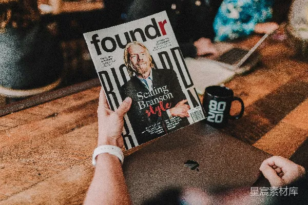 高清摄影 手持《Foundr》书籍的人
