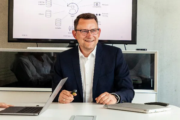 高清摄影 穿着西装的男子在会议室里微笑