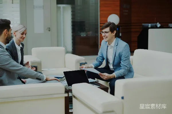 高清摄影 三名商人在现代办公室开会。