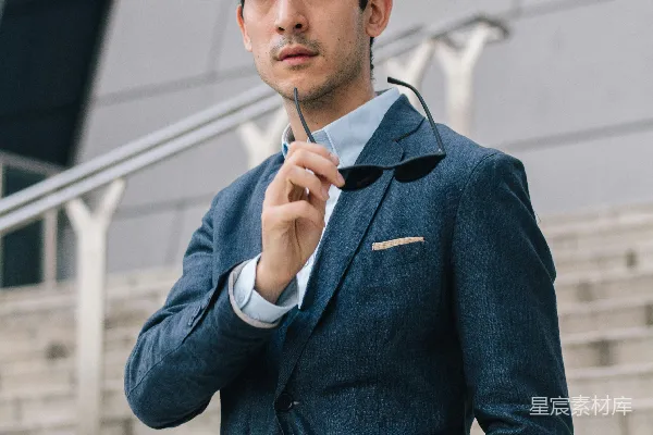 高清摄影 穿着蓝色西装夹克的男人双手托着下巴。