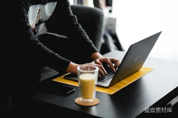 高清摄影 穿着黑色夹克的人正在使用MacBook Pro