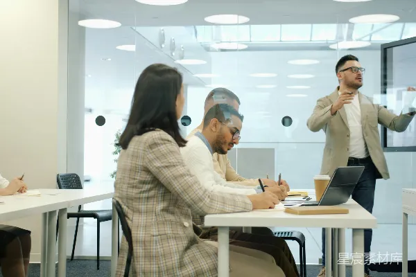高清摄影 一位男士在现代化的办公会议室向同事作报告。